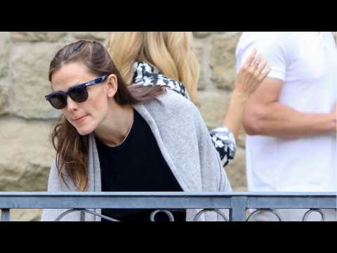 VIDEO : Jennifer Garner Smiles Big After Affleck News Breaks