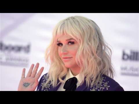 VIDEO : Kesha Talks About Awkward Interaction With Jerry Seinfeld