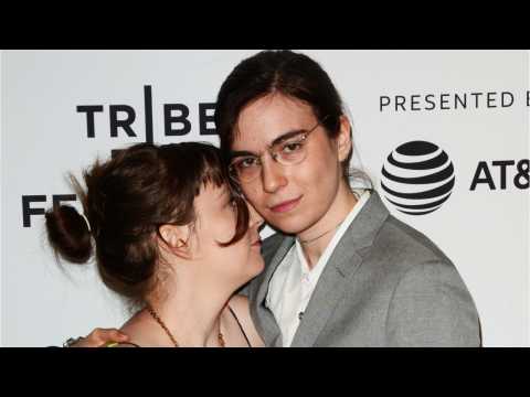 VIDEO : Lena Dunham's BF Defends Her After Dog Debacle
