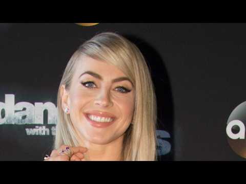 VIDEO : Julianne Hough Was an Extra in 