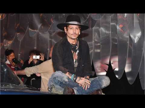 VIDEO : Johnny Depp Jokes At Glastonbury About Assassinating Trump