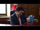 Justin Trudeau le Premier ministre canadien fait un énorme câlin à une licorne en peluche (Vidéo)