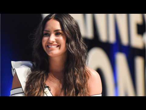 VIDEO : Demi Lovato Shows Off Her Cleavage During Cannes Trip