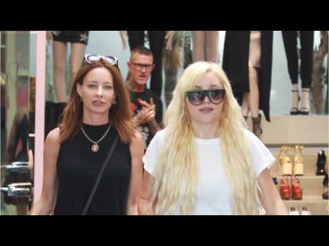 VIDEO : Amanda Bynes Spotted Shopping In Beverly Hills