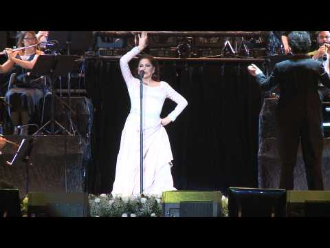 VIDEO : Isabel Pantoja vuelve a Sevilla con un emocionante concierto