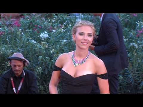 VIDEO : Scarlett Johansson sparks new romance rumours