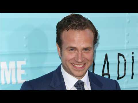 VIDEO : Rafe Spall Joins New Amy Schumer Film