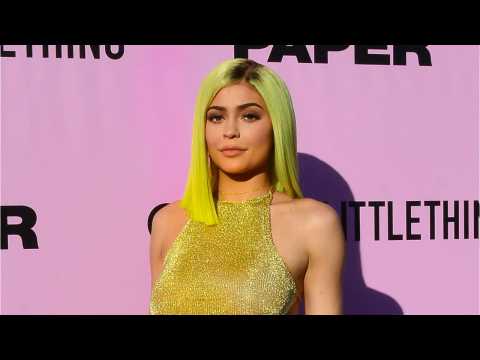 VIDEO : Kylie Jenner Changes Covers Up Her Tyga Tattoo