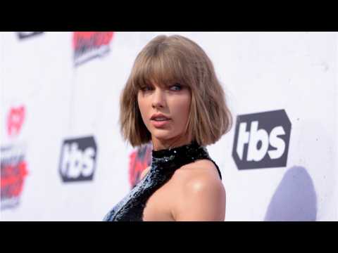 VIDEO : Taylor Swift's Quiet 4th of July