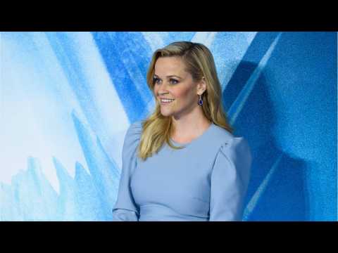 VIDEO : Reese Witherspoon Plays Fortnite?