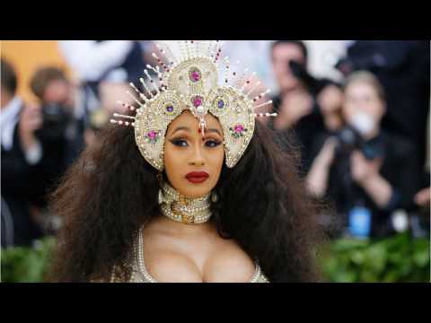 VIDEO : Cardi B Security Pummel Autograph Seeker