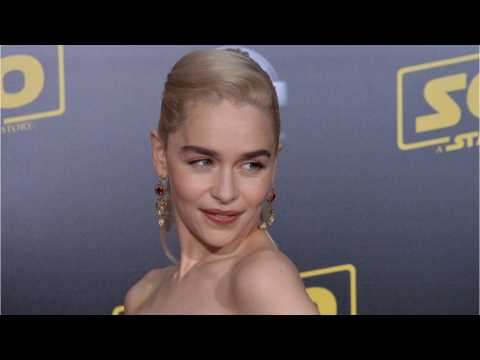 VIDEO : Emilia Clarke Wears Targaryen Red To The 