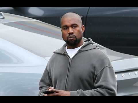 VIDEO : Kanye West ditches phone
