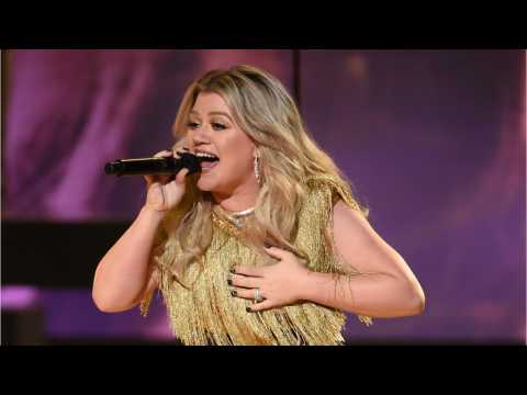 VIDEO : Kelly Clarkson, Blake Shelton To Perform At CMT Awards
