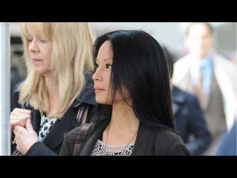 VIDEO : Lucy Liu Debuts Her New Blonde Hair Color