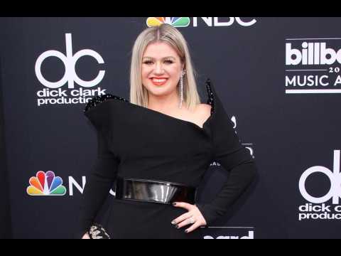 VIDEO : Kelly Clarkson et Simon Cowell runis lors des Billboard Music Awards 2018