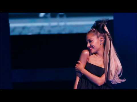 VIDEO : Ariana Grande Sports Giant Bow At BBMAs
