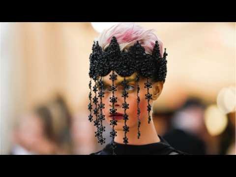 VIDEO : Twitter Roasts Met Gala's 