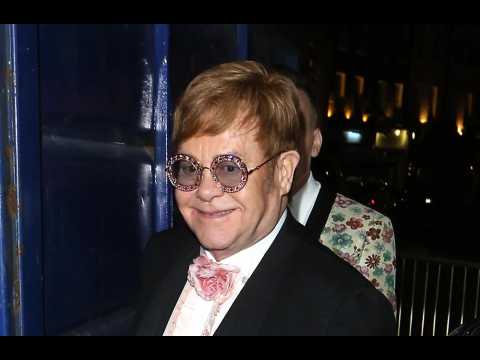VIDEO : Elton John despises mobile phones
