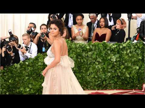 VIDEO : Selena Gomez Pokes Fun at Her 2018 Met Gala Look