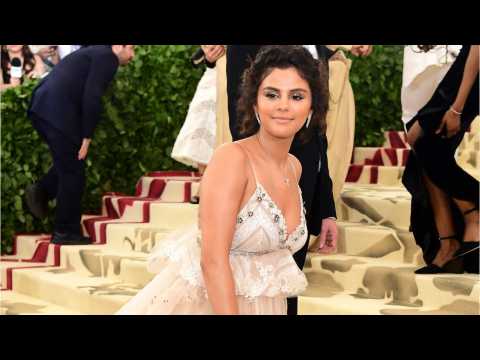 VIDEO : Selena Gomez Pokes Fun At Met Gala Look
