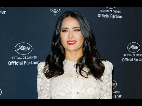 VIDEO : Salma Hayek offers a solution to the gender pay gap