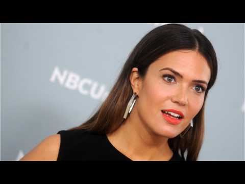 VIDEO : Mandy Moore's Skin-Care Routine Combines Luxury With Drugstore