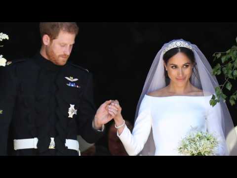 VIDEO : Meghan Markle Posed Outside Buckingham Palace 20 Years Before Royal Wedding