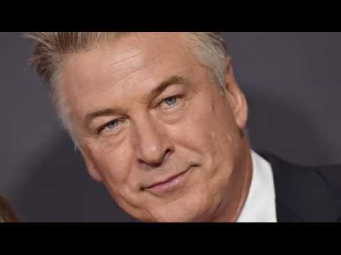 VIDEO : Alec Baldwin reacts to mean tweet from President Trump