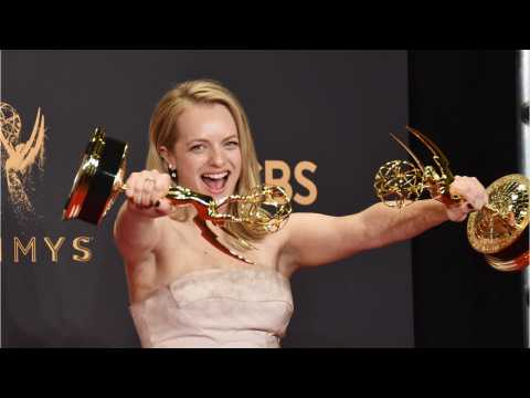 VIDEO : Elisabeth Moss Hid A Secret In Her Emmy Outfit