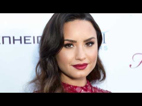 VIDEO : Demi Lovato Addreses Dating Rumors