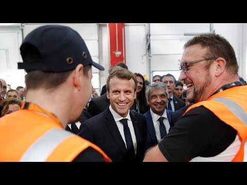VIDEO : Emmanuel Macron met la barre  droite