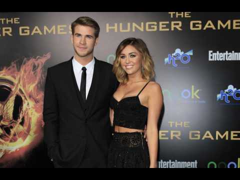 VIDEO : Miley Cyrus 'spies' on fianc Liam Hemsworth