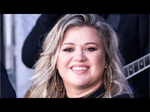 VIDEO : Kelly Clarkson Opens Up About Joining The Voice