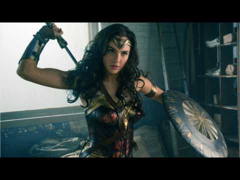 VIDEO : Is This Wonder Woman Cosplayer Gal Gadot's Twin?