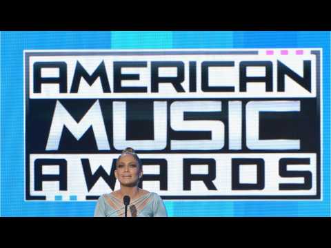 VIDEO : Female Artists Notably Lacking From AMA Nominations