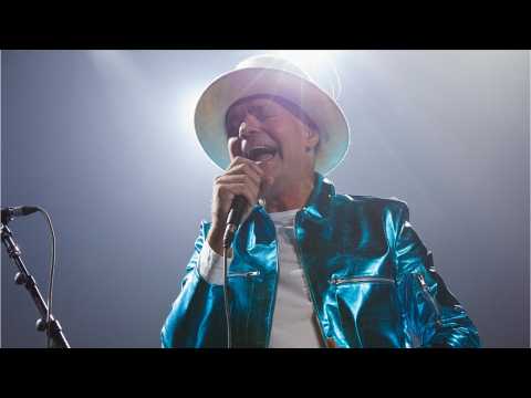 VIDEO : Tragically Hip Loses Lead Singer Gord Downie