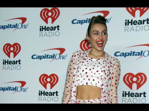 VIDEO : Miley Cyrus sends message to fan