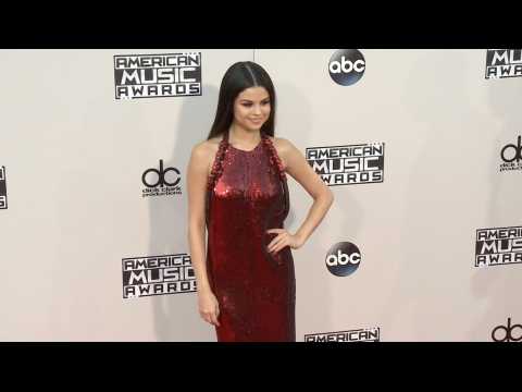 VIDEO : Selena Gomez annonce son retour sur scène pour les American Music Awards