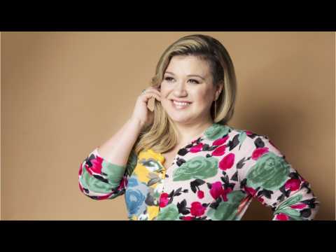 VIDEO : Kelly Clarkson Shares How She Talks To Her Kids About Tough Topics