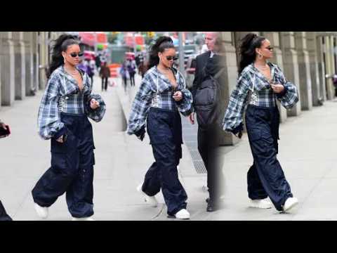 VIDEO : Rihanna shows of 90's inspired outfit