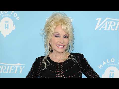 VIDEO : Dolly Parton On Why Not Having Kids Makes Her The Perfect Babysitter