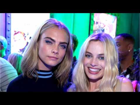 VIDEO : Margot Robbie Shows Support For Cara Delevingne