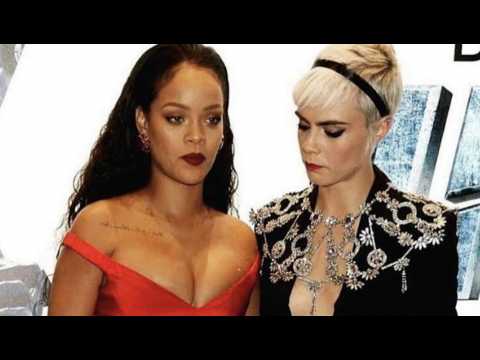 VIDEO : Cara Delevingne explique pourquoi elle louchait sur le décolleté de Rihanna