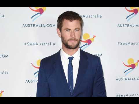 VIDEO : Chris Hemsworth is OK appearing topless