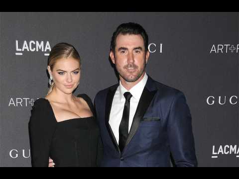 VIDEO : Kate Upton ties the knot