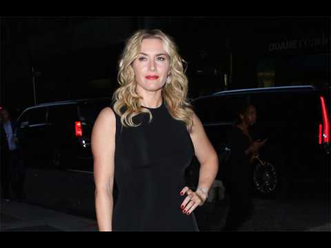 VIDEO : Kate Winslet celebrates Hollywood Film Awards success with Allison kiss