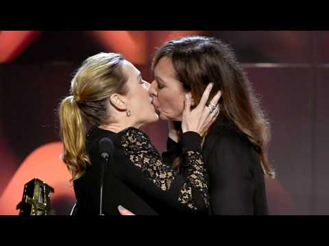 VIDEO : Kate Winslet & Allison Janney Kiss At Hollywood Actress Awards