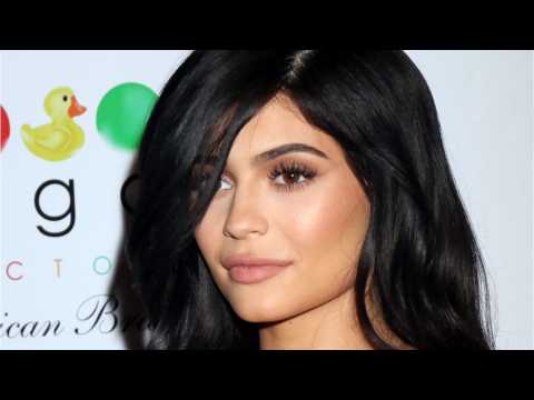 VIDEO : Kylie Jenner Accuses Paps Of Photoshopping Baby Bump