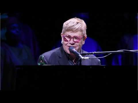 VIDEO : Elton John Delivers Surprise Lion King Performance